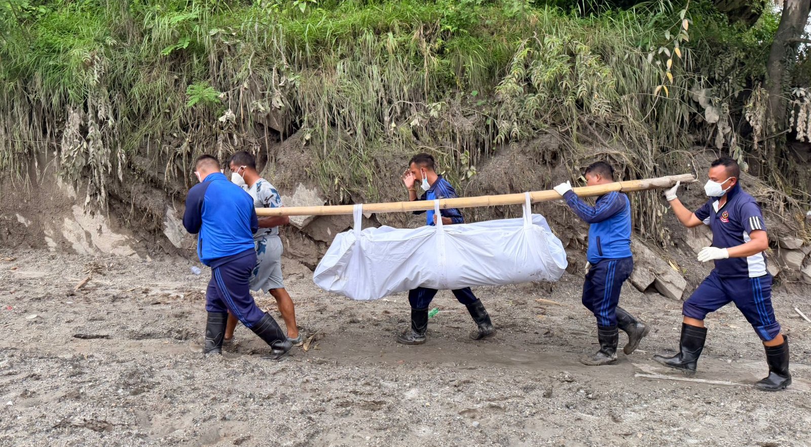 Police_Recover_Bodies_Nepal_Flood-1788339040.jpg