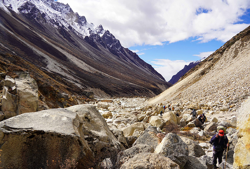 landslide-on-the-route-from-Khambachen-to-Lona-at-Kanchenjunga-1746607480.jpg